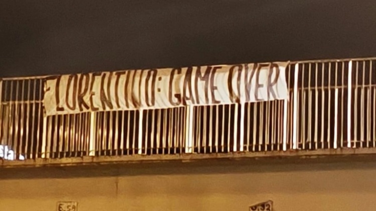 乐鱼体育娱乐-皇马球迷挂横幅抗议：弗洛伦蒂诺，失败接着失败，江郎才尽的主席